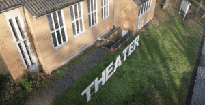 Drohnenflug über das Haus am Bahndamm